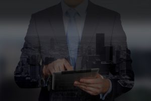 Commercial en entreprise utilisant une tablette tactile