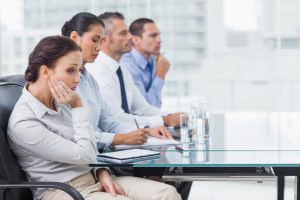 Femme d'affaire qui s'ennuie pendant une réunion devant un power point